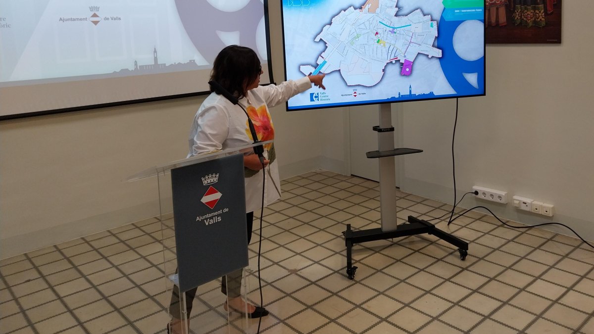La regidora de Centre Històric, Sònia Roca, mostrant el mapa d'actuacions.