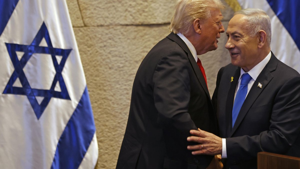 El presidente de Estados Unidos, Donald Trump (i), conversa con el primer ministro de Israel, Benjamin Netanyahu, en el Parlamento israelí