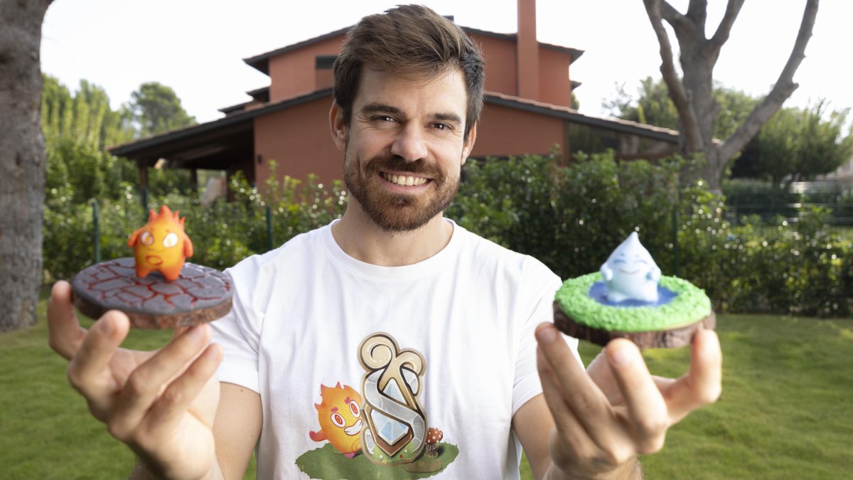 Karim Casado, de 34 años, muestra reproducciones de dos de los ‘blobs’ que protagonizan el juego.