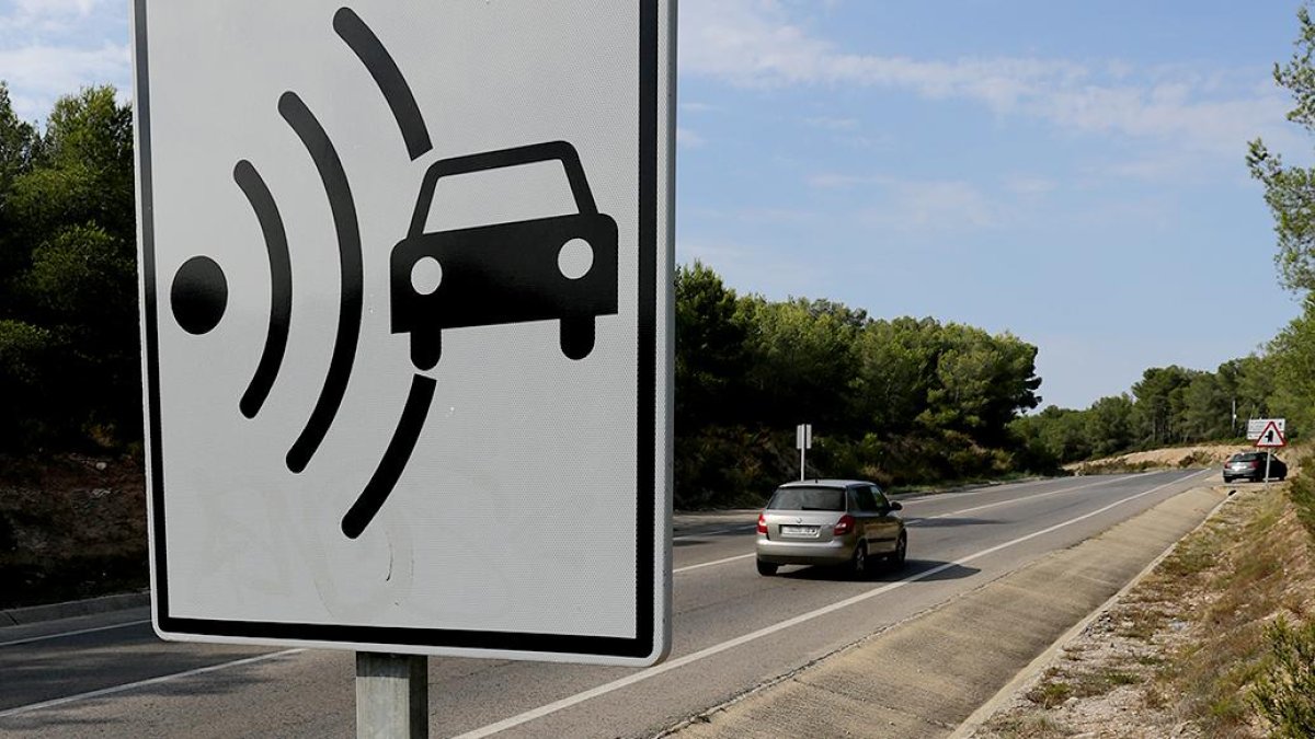 Señal que indica la presencia de un radar fijo en las carreteras de Catalunya​
