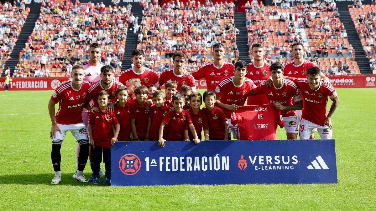 Los jugadores del Nàstic posan con la camiseta de apoyo a les Terres de l'Ebre.
