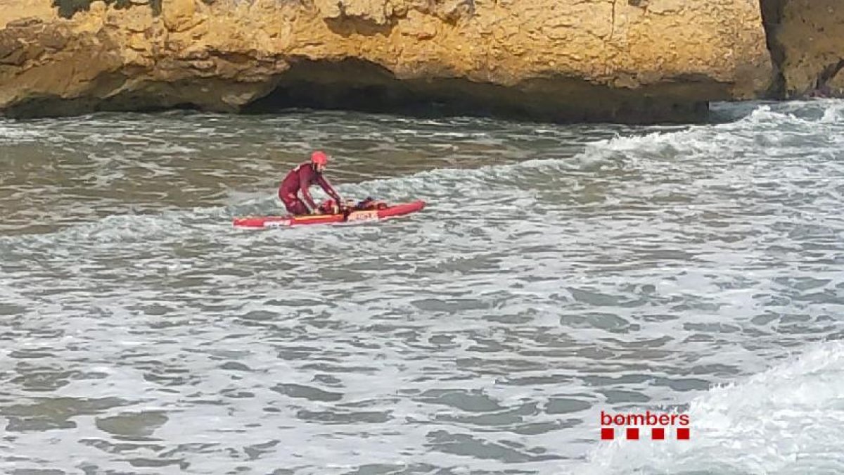 Los Bombers han extraído hasta la orilla a los bañistas uno a uno, empezando por los menores.