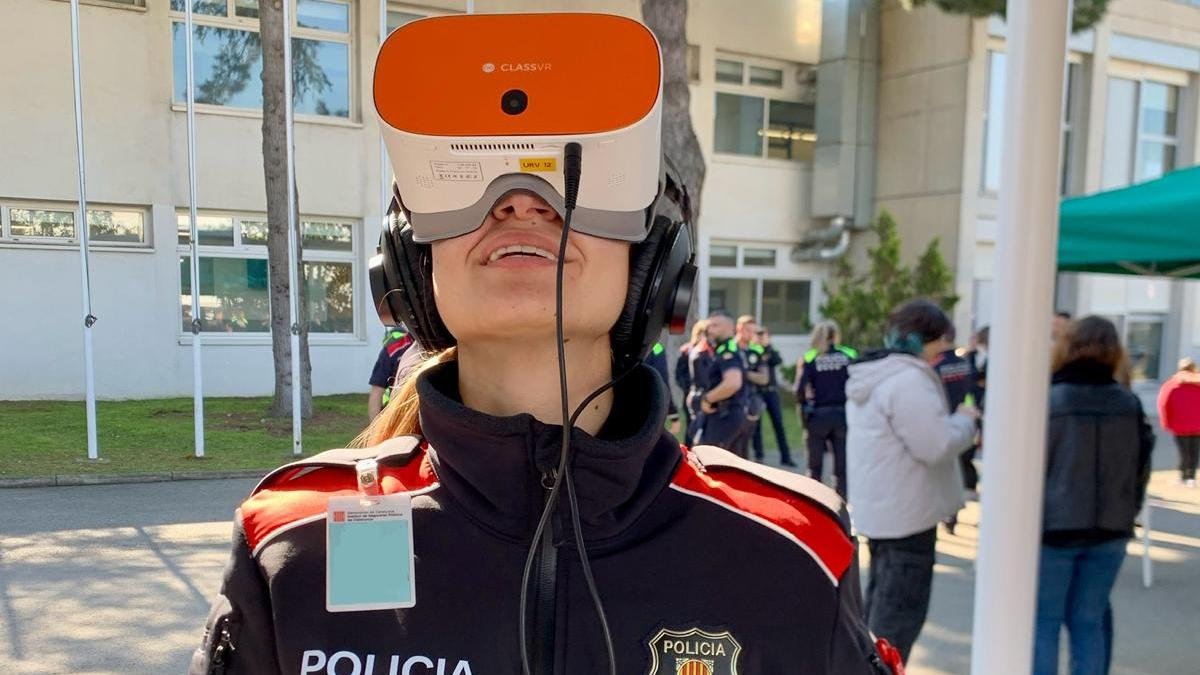 Una aspirante a policía mira un vídeo que simula cómo se siente un niño con TEA.