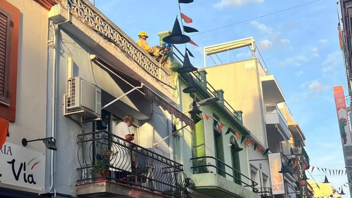 Los bomberos asegurando la estructura.