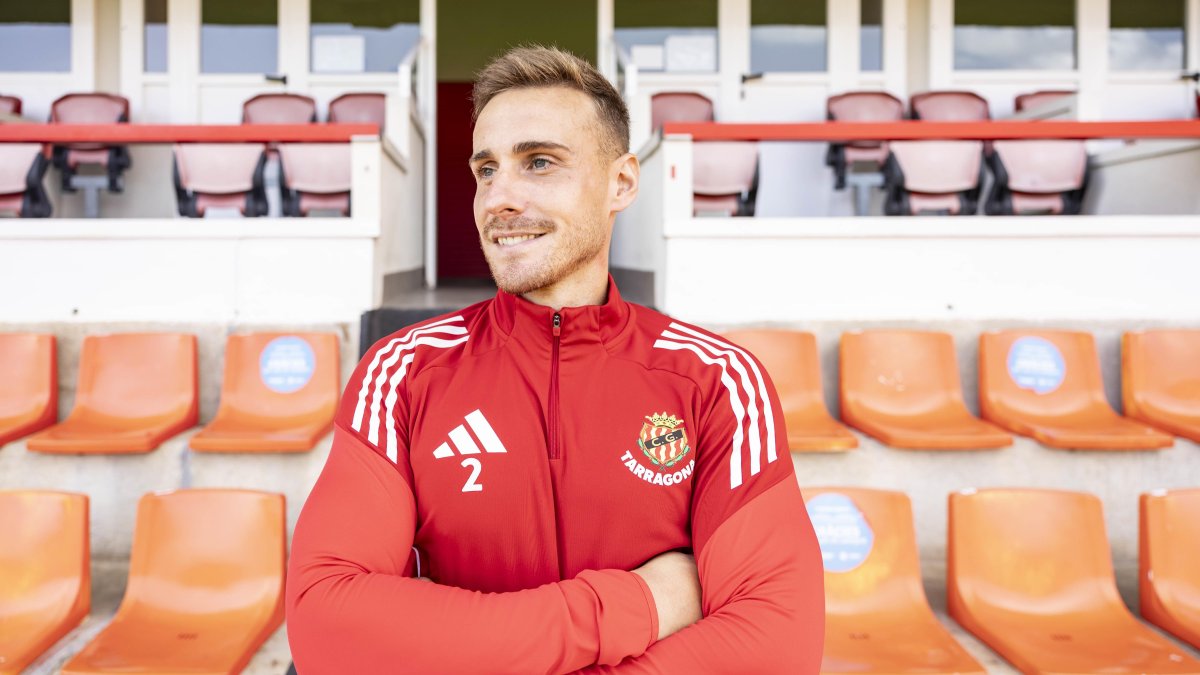 Sergio Camus posa para el Diari en el Nou Estadi.