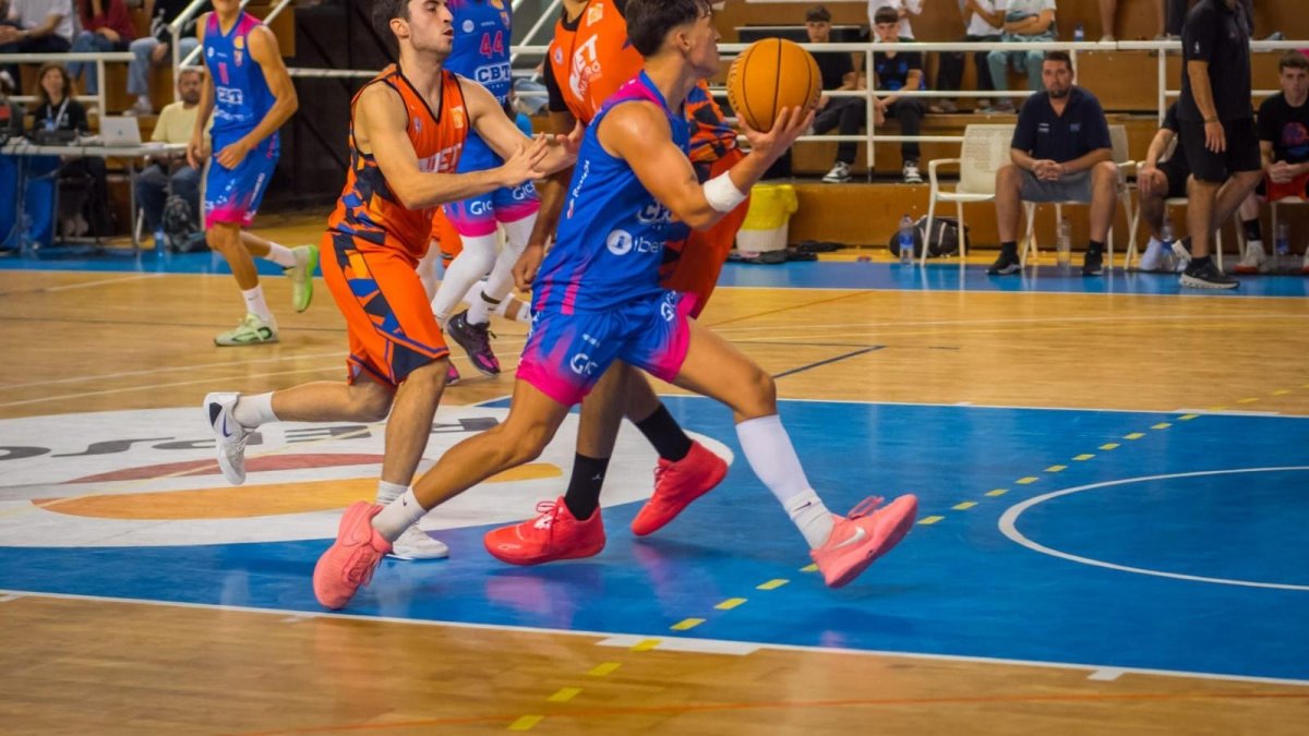 La gran actuación de Iker Fernández, con 16 puntos y 22 de valoración, fue una de las claves de la victoria.