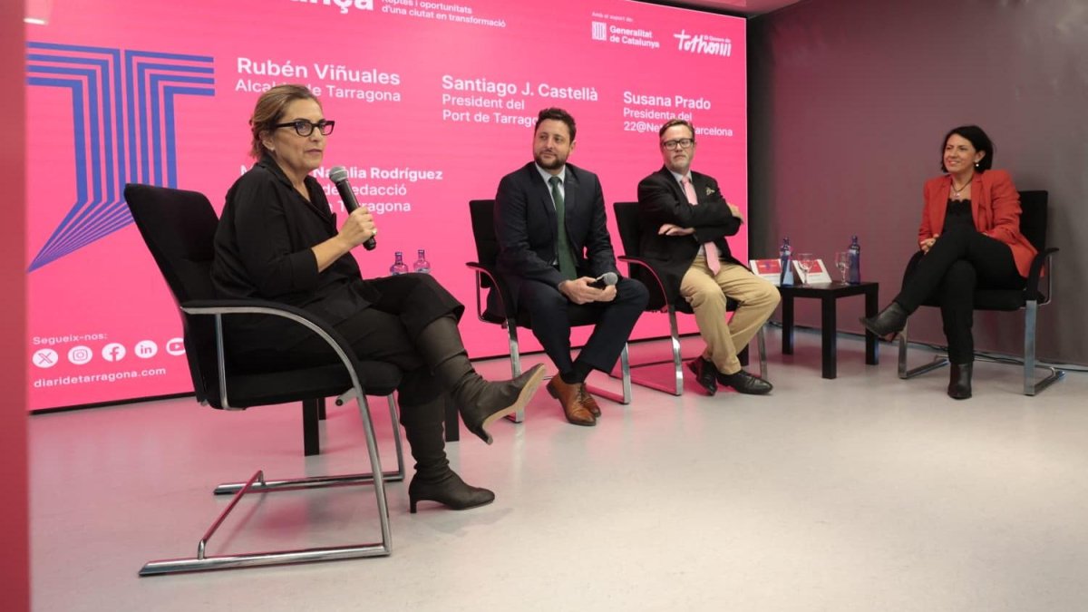 La directora del Diari, Natàlia Rodríguez, amb l'alcalde de Tarragona, Rubén Viñuales; el president del Port, Santiago J. Castellà; i la presidente del 22@Networking Barcelona, Susana Prado
