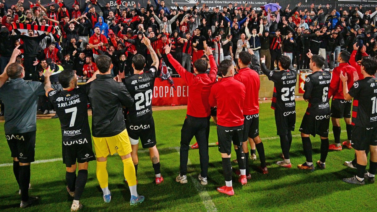 La plantilla del Reus celebrando con su afición la eliminación al Europa en la primera ronda de la Copa del Rey.