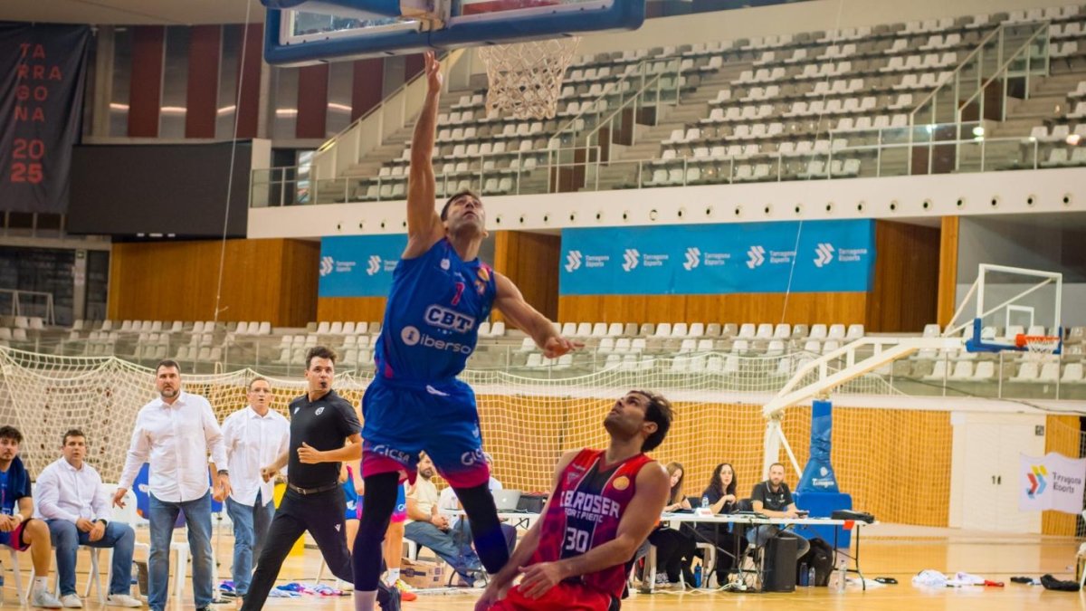 El capitán David Fernández entra a canasta.