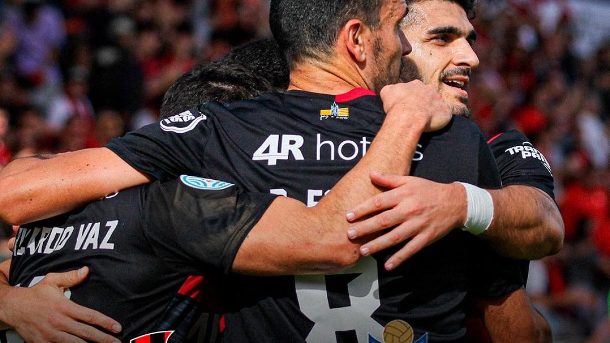 Los jugadores del Reus celebrando el primer gol de Xavi Jaime.