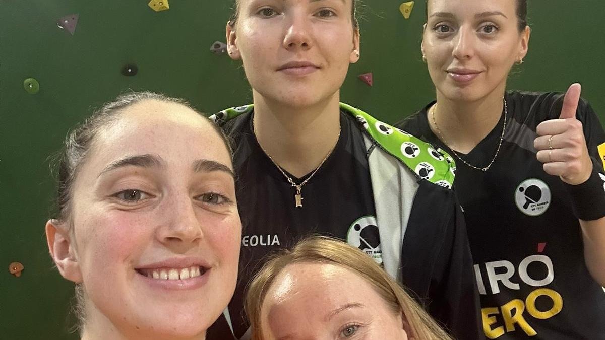 Abajo, Elvira Rad y Aliona Skobina (manager team); arriba Anastasia Kolish y Andrea Todorovic.