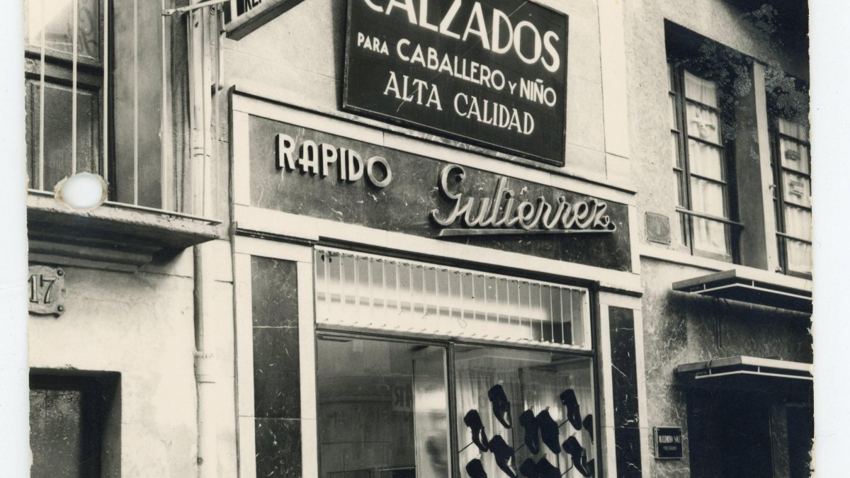 Imatge històrica del comerç 'Calçats Gutiérrez', ubicat a la raval de Jesús de Reus fins l'any 2011.
