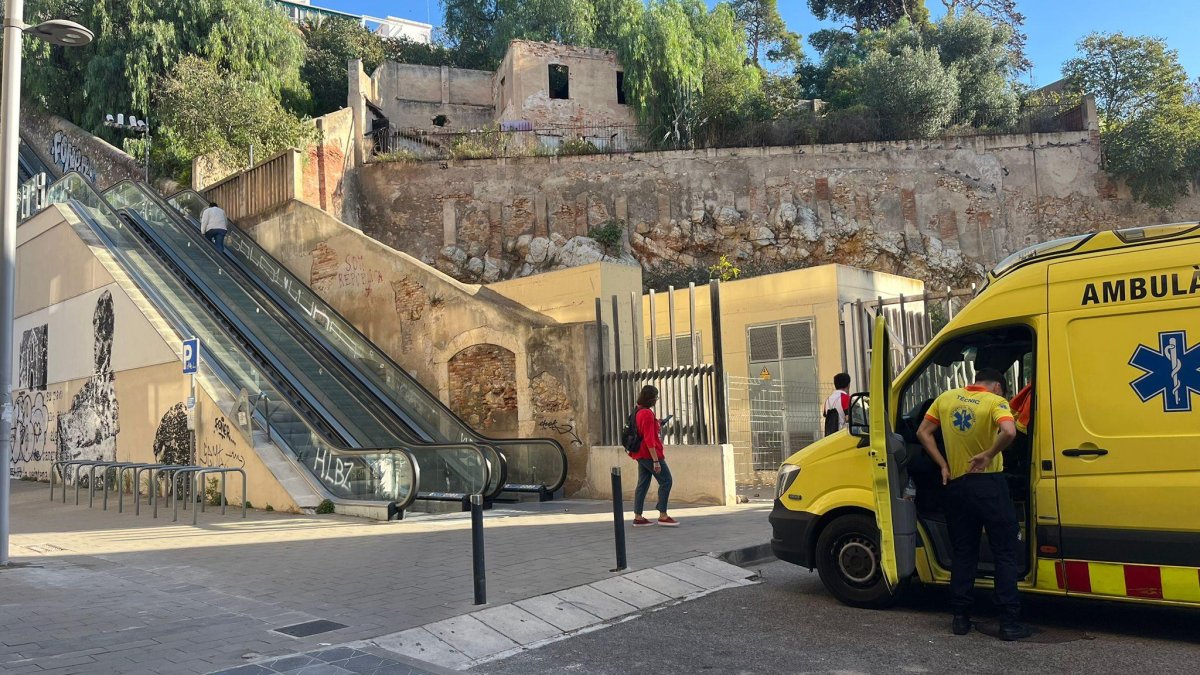La ambulancia atendiendo a la mujer, ayer, en las escaleras mecánicas.