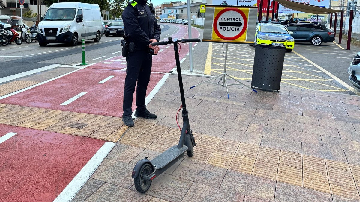 Un agente de la Policia Local de Torredembarra con un patinete