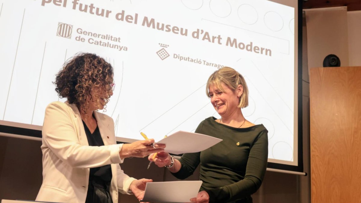 La consellera Sònia Hernández y la presidenta Noemí Llauradó