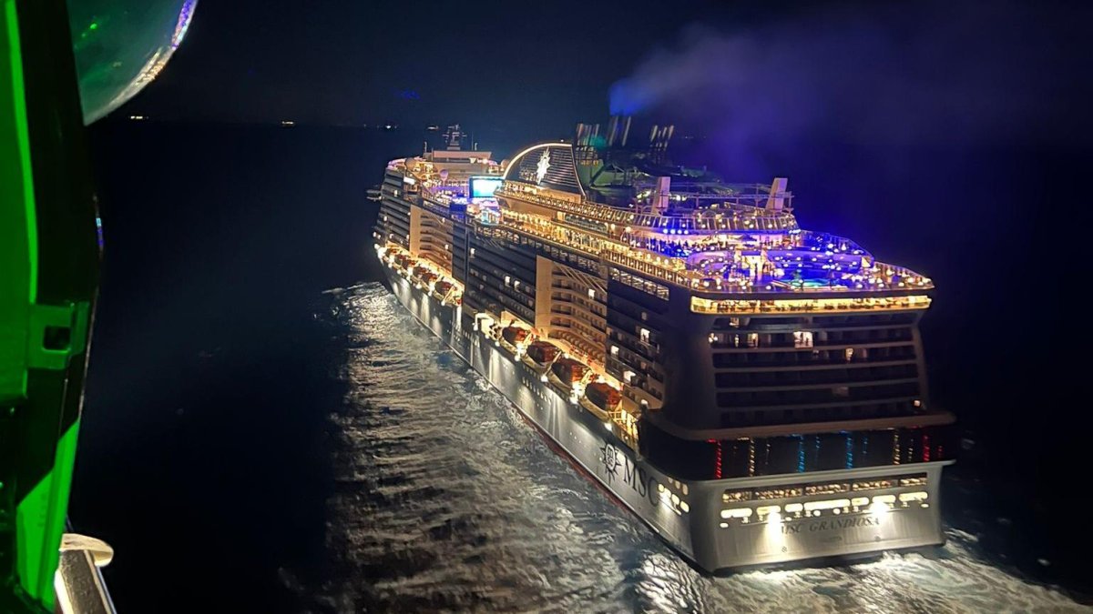 El crucero poco antes de que el helicóptero recogiera a la pasajera.