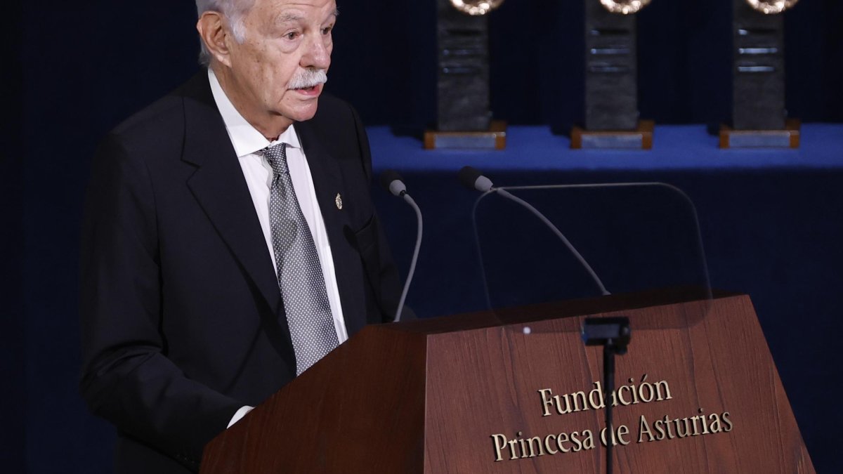 El escritor Eduardo Mendoza, Premio Princesa de Asturias de las Letras, durante la ceremonia de entrega de los galardones.