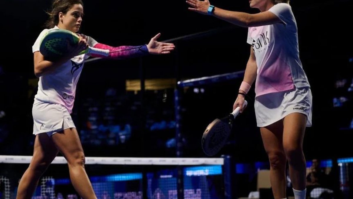 Paula Josemaría y Ari Sánchez celebran un punto en el Mundial.