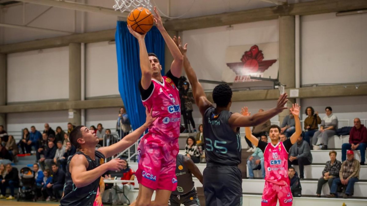 Buscail en una acción a canasta ante el Alfindén.