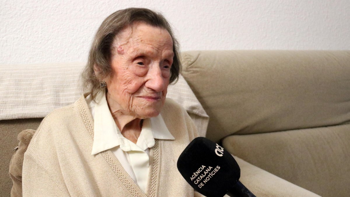 La mujer más longeva de Catalunya, Angelina Torres, en un momento de la entrevista el día antes de su 112.º cumpleaños