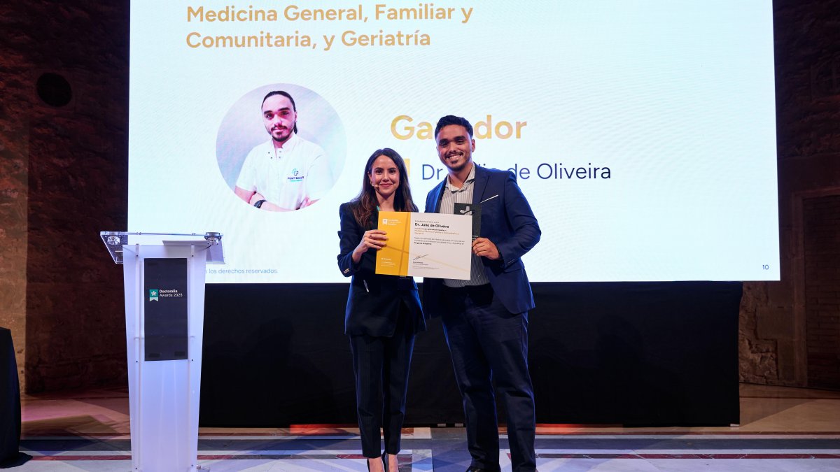 El Dr. Júlio de Oliveira recogiendo el premio
