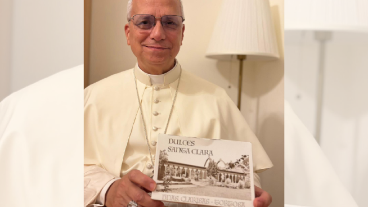El Papa Lleó XIV amb els dolços del convent de Santa Clara de Tortosa