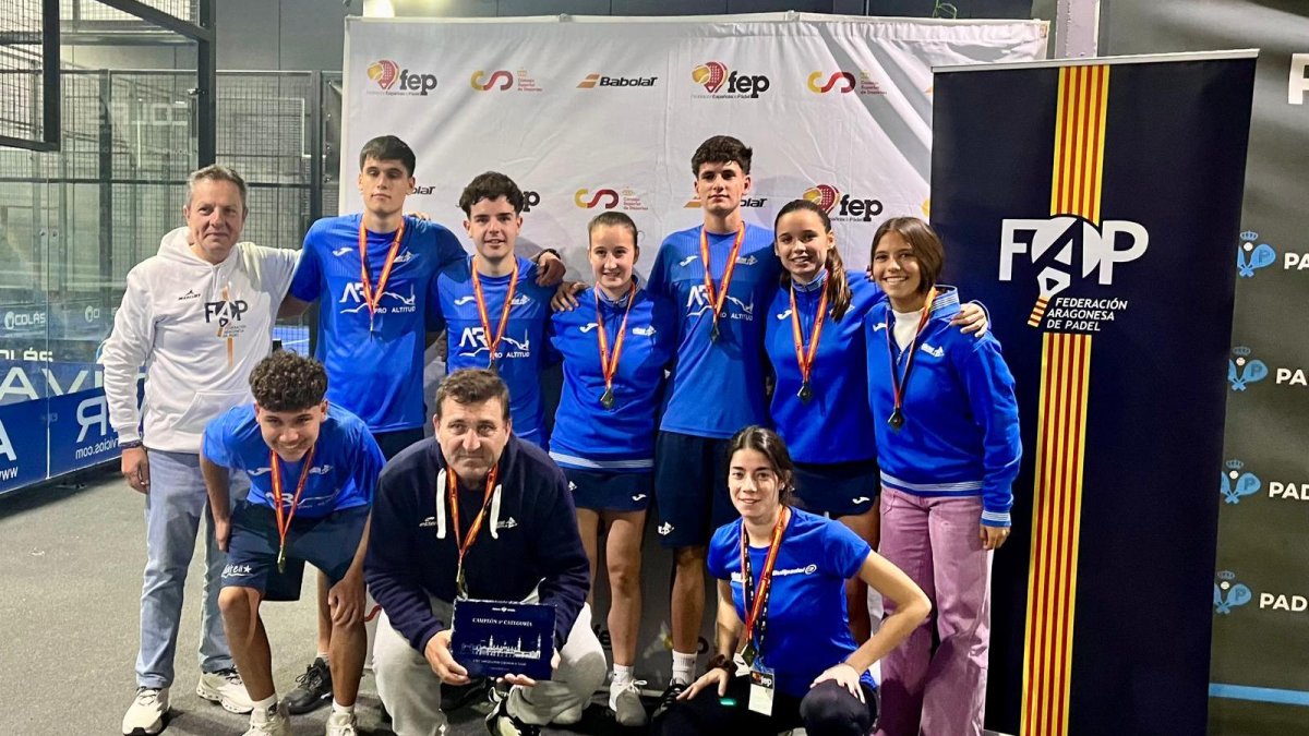 Los integrantes del equipo júnior del Pàdel Cambrils.