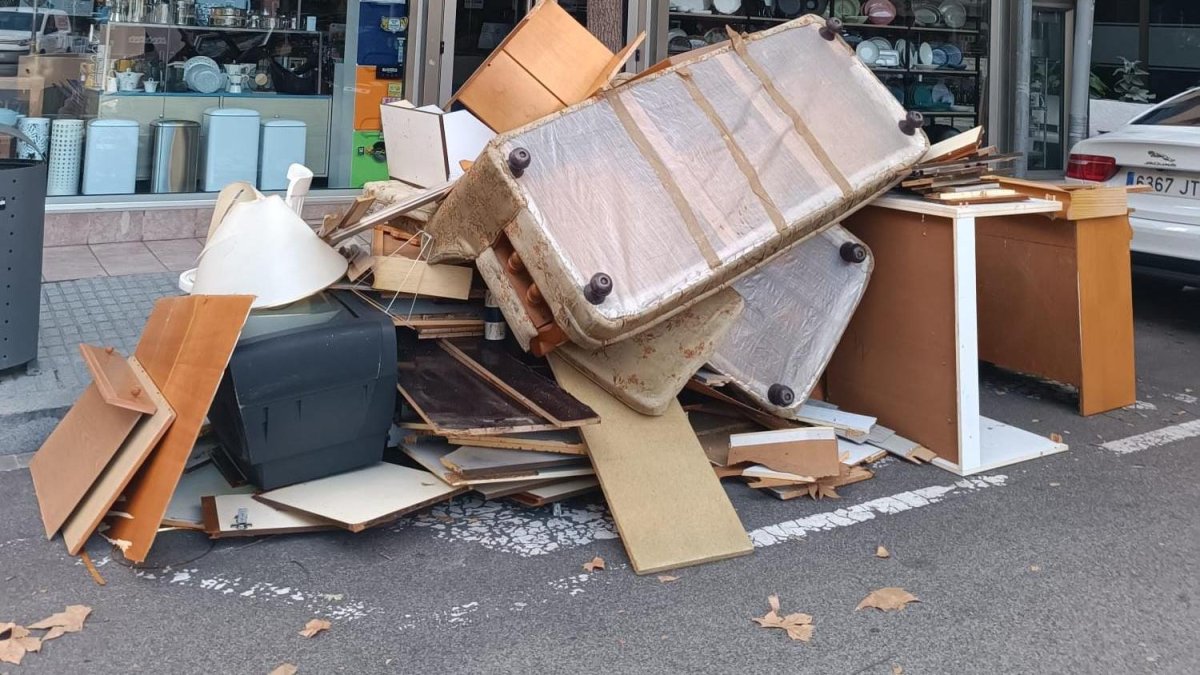 Muebles tirados cerca de la plaza del Carrilet.