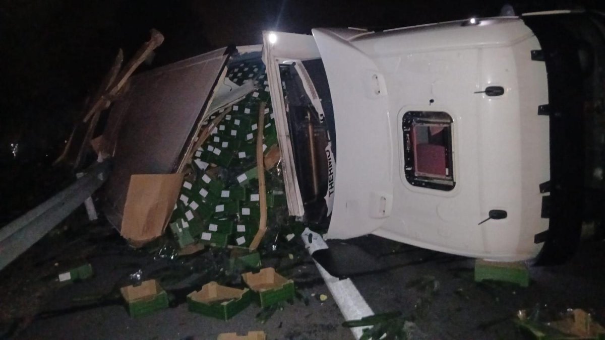 El camión quedó volcado de forma lateral en sentido norte.