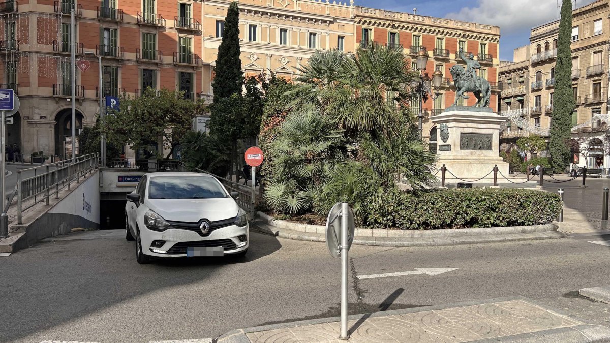 El aparcamiento está situado en el subterráneo de la plaça de Prim.