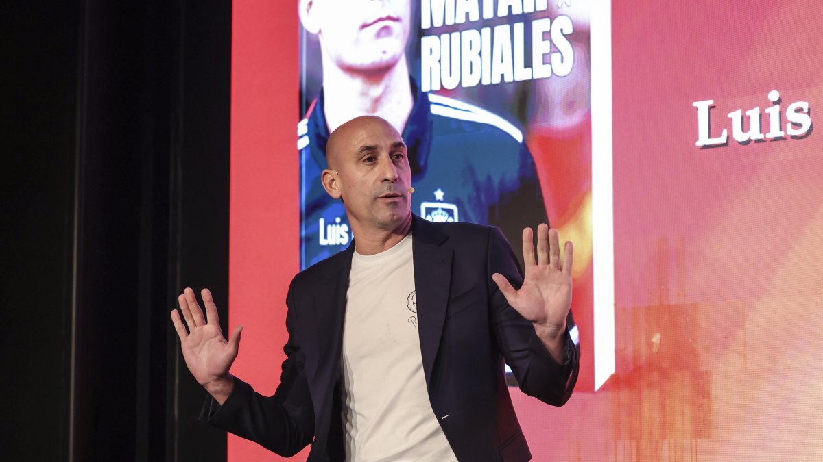 El expresidente de la Real Federación Española de Fútbol (RFEF), Luis Rubiales, durante la presentación este jueves en Madrid del libro 'Matar a Rubiales'