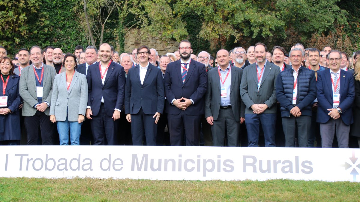 El encuentro de los alcaldes del mundo rural presidido por el president del Govern, Salvador Illa