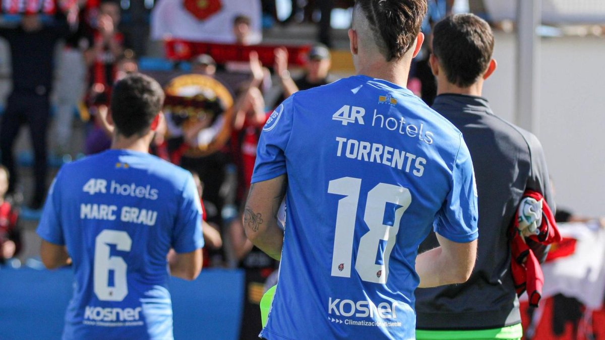 Los jugadores del Reus saludando a la afición desplazada hasta Ibiza.