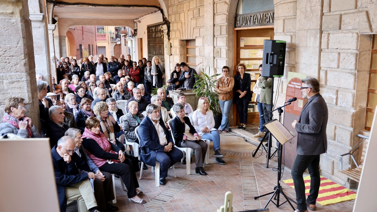 La llamborda en record de l'alcalde s'ha col·locat a la porta de l'Ajuntament de Falset.