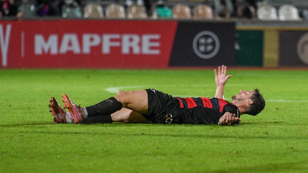 Ricardo Vaz, en el suelo, durante un partido del Reus de esta temporada.