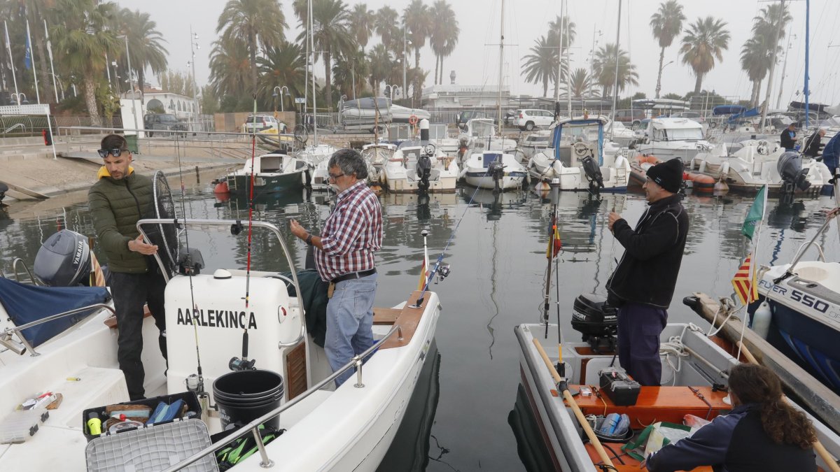 Los participantes ultiman los detalles desde el puerto para salir a pescar.