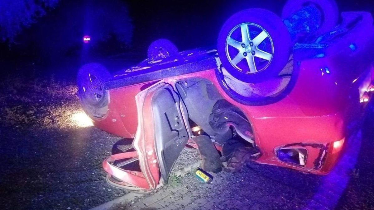 El coche terminó volcando en una rotonda en Reus. El conductor iba bebido y drogado.