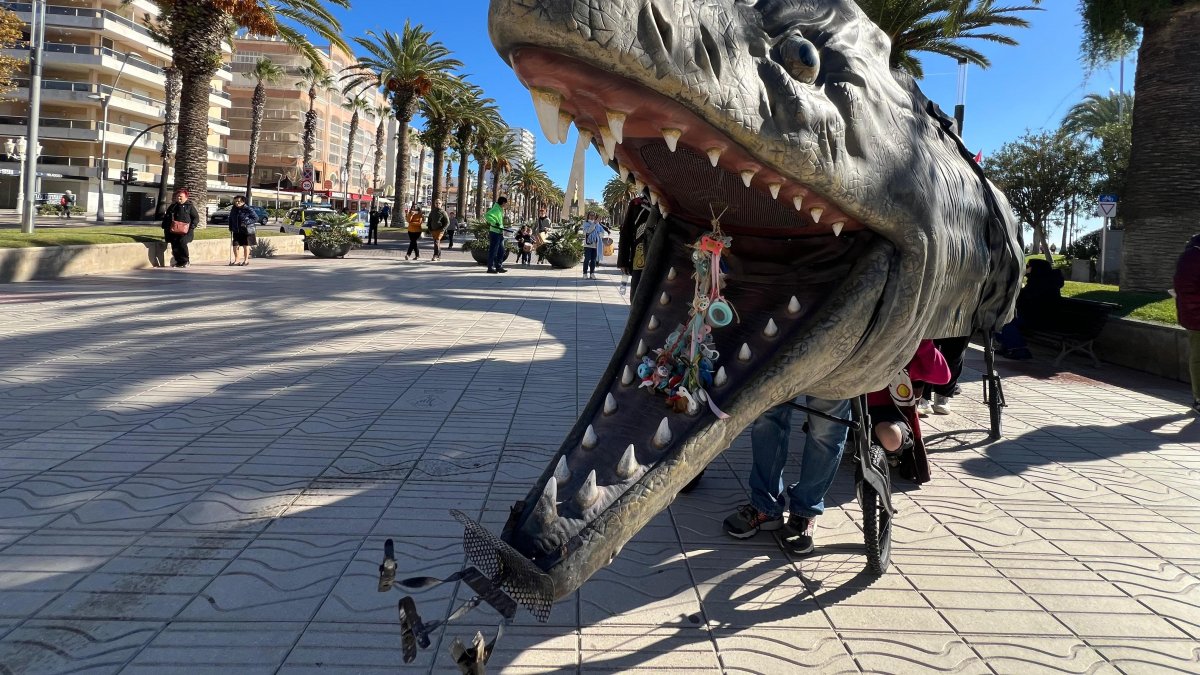La Morena de Salou enseña los dientes, con la boca llena de chupetes de los niños que ya son mayores, mientras enfila el paseo.