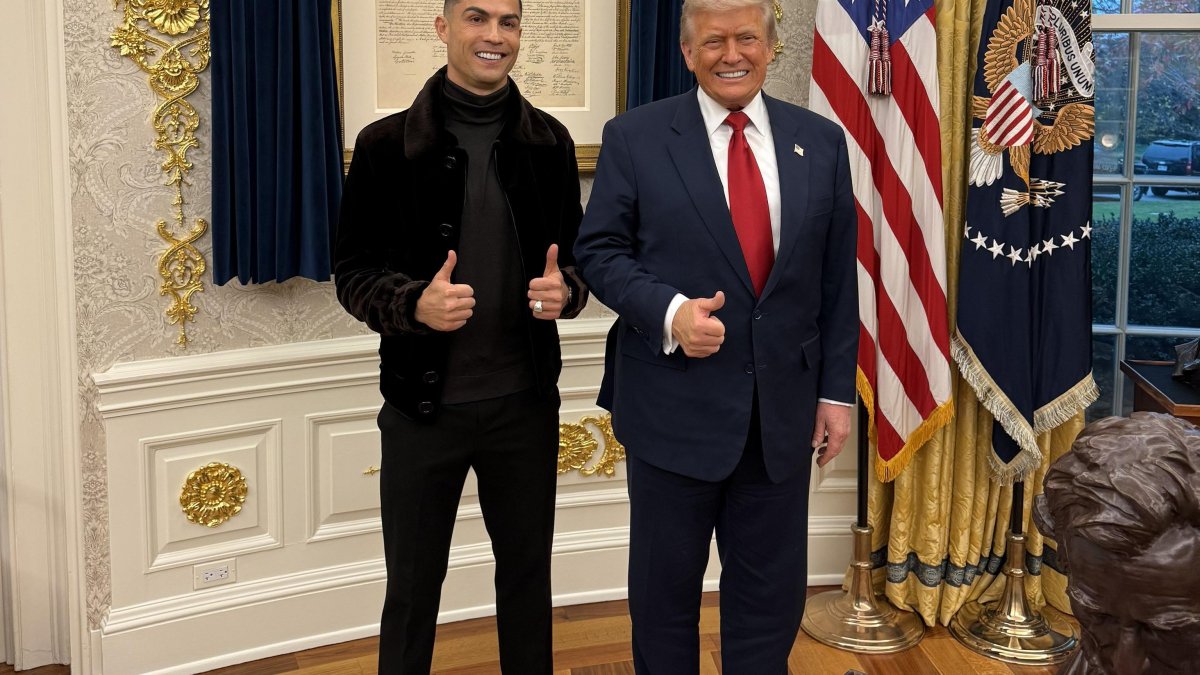 El presidente de Estados Unidos, Donald Trump (d) posando con el jugador de fútbol, Cristiano Ronaldo en la Casa Blanca en Washington (EE.UU.).