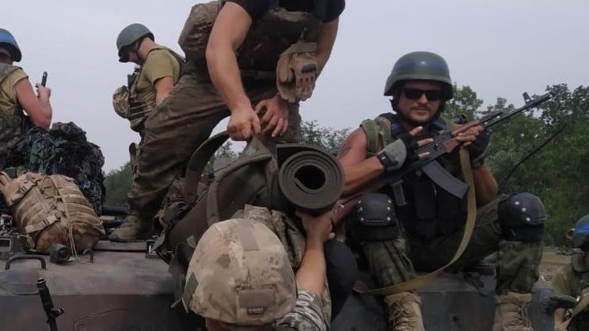 Slava Didur (derecha), junto a compañeros, durante el conflicto.