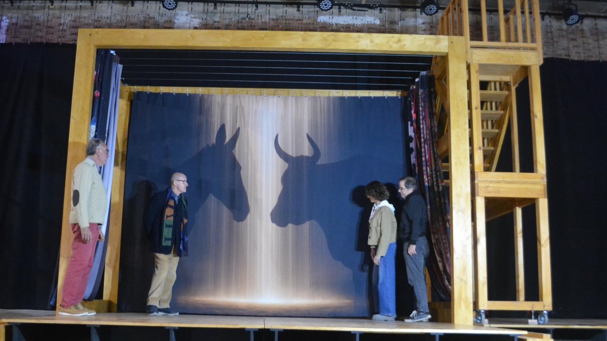 El teatrí ja esta instal·lat a l'escenari del teatre del Casal de l'Espluga de Francolí.