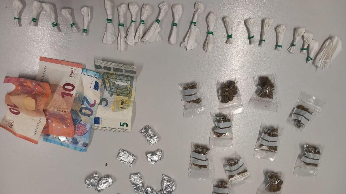 Drogas y dinero incautados.