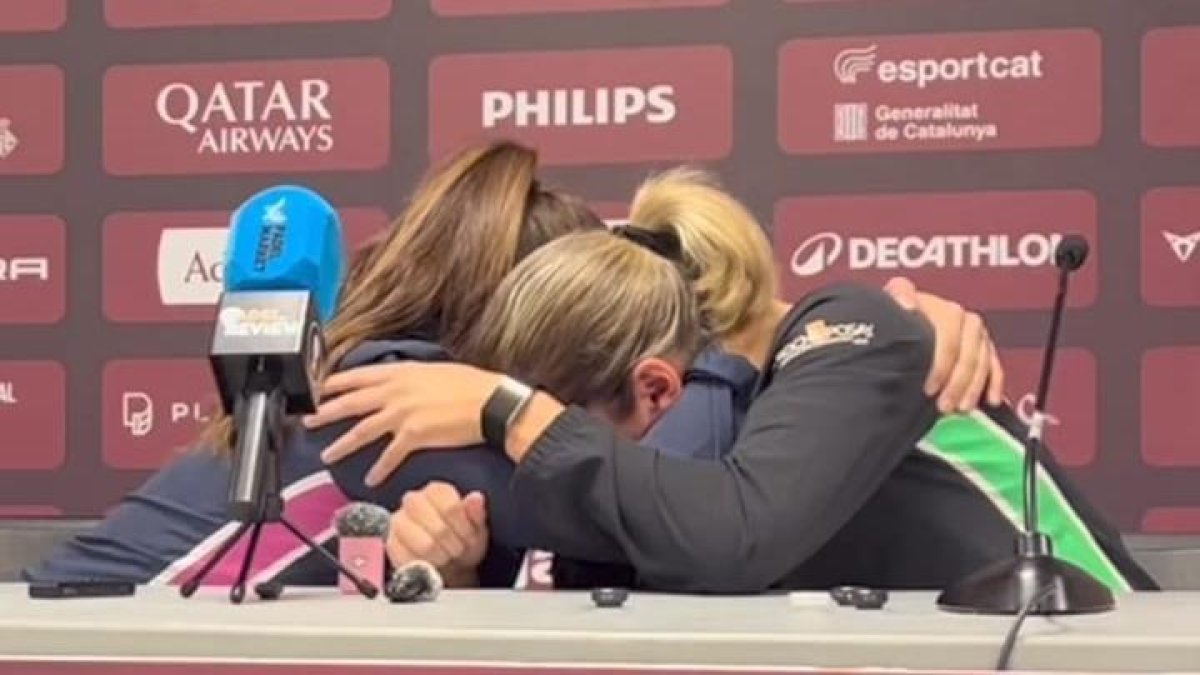 Paula Josemaria y Ari Sánchez, fundidas en un abrazo en la rueda de prensa previa al Barcelona Finals de pádel.