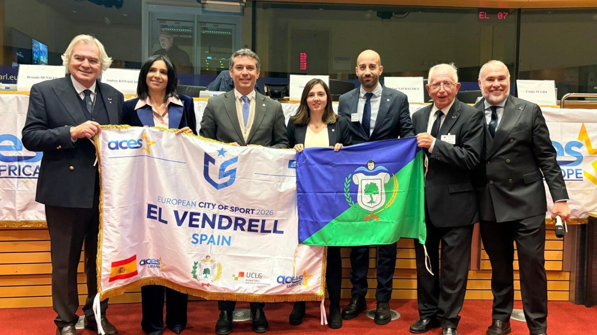 La representación de El Vendrell con la bandera de Ciudad del deporte