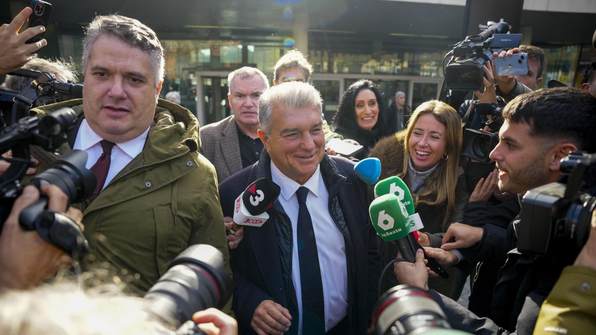 El presidente del Barcelona, Joan Laporta (c), rodeado de periodistas, a su salida este viernes del Juzgado de instrucción número 1 de Barcelona.