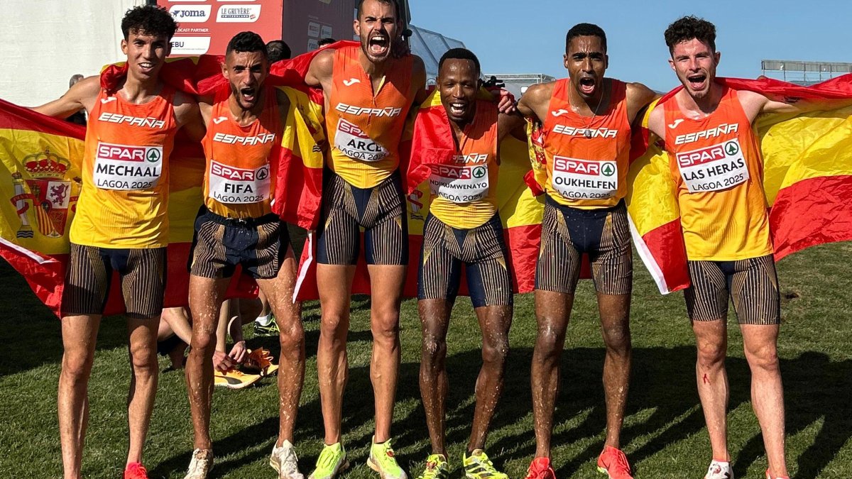 Abdessamad Oukhelfen, segundo por la derecha, con los integrantes el equipo español.