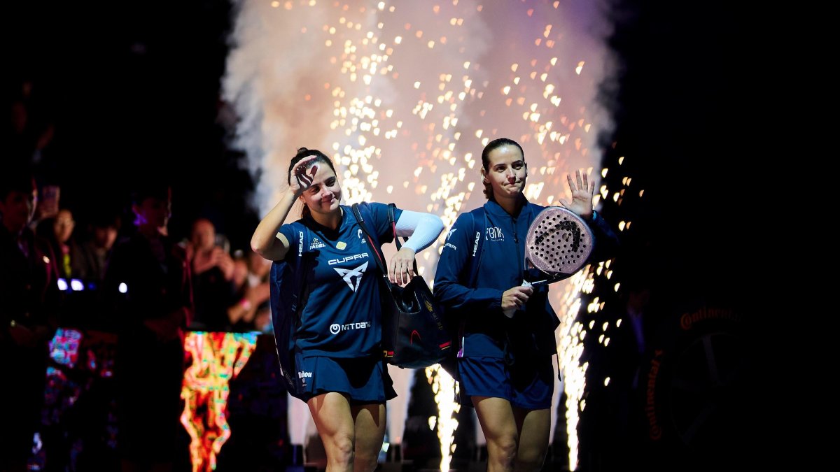 Paula Josemaría y Ari Sánchez, saltando a la pista del Sant Jordi antes de su último partido.