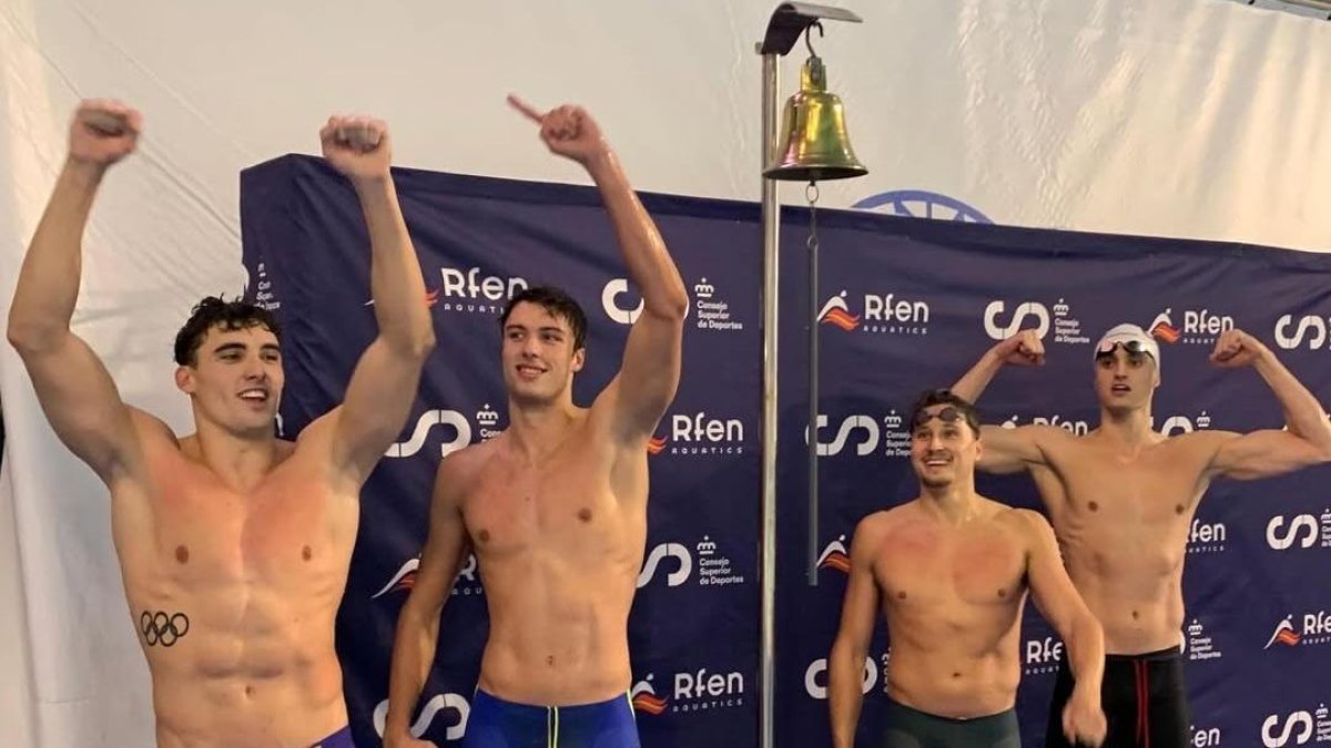 Carles Coll, a la derecha, junto a Sergio de Celis, Joan Casanovas y Arnau Pifarré tras batir el récord de España de los 4x50 metros libres.