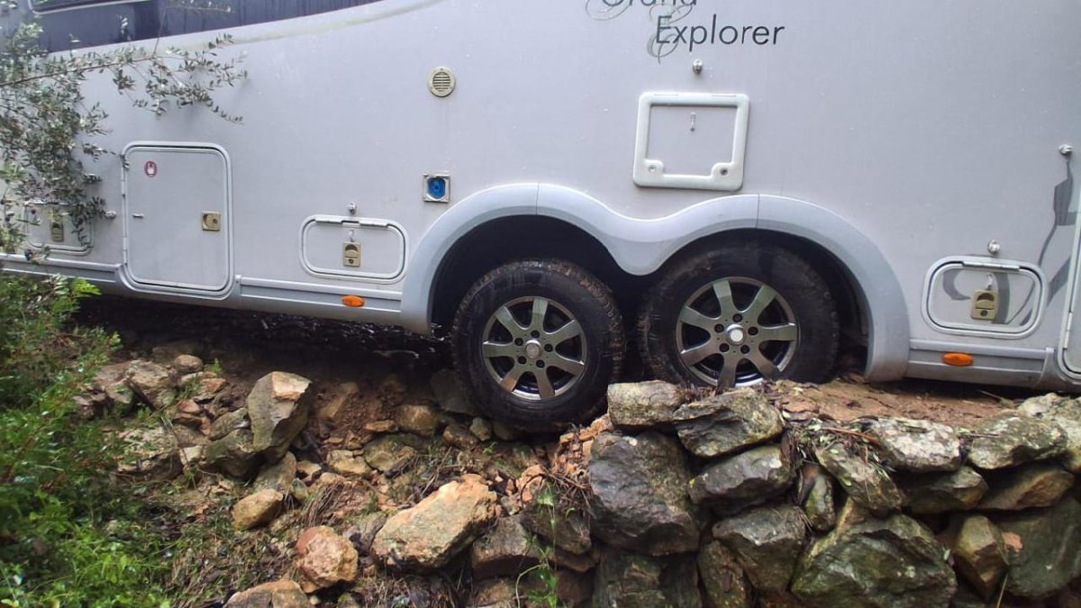 Una autocaravana que también sufrió un accidente diferente al del cuerpo de la noticia.