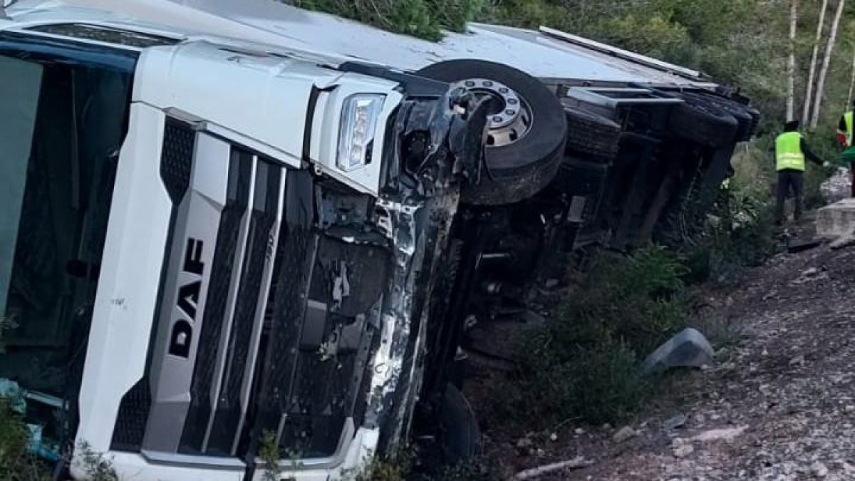 Un camión accidentado que no corresponde al de la noticia.